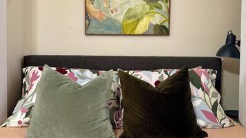 1 dormitorio, escritorio, tabla de planchar con plancha y cuna de viaje