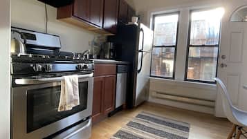 Frigorífico, microondas, horno y placa de cocina