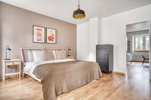 1 bedroom, iron/ironing board, WiFi, bed sheets - Bright Altstadt 2 Room w/ W/D, nr Old Town, by Blueground (Zurich)
