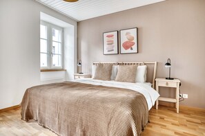 1 dormitorio, tabla de planchar con plancha, wifi y ropa de cama