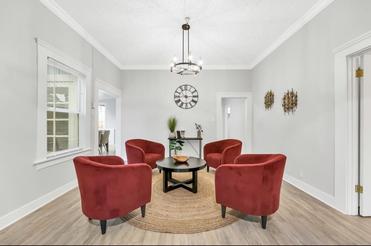 Spacious 4 bedroom bungalow near Downtown Sacramento