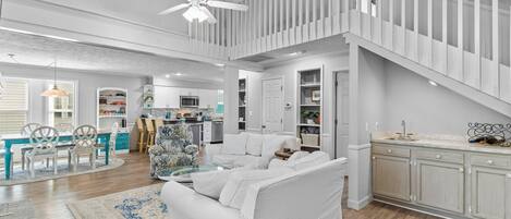 Fernseher, Kamin, Bücher