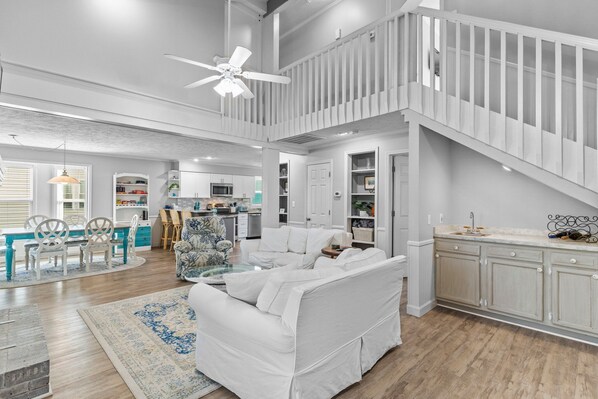 Télévision, cheminée, livres