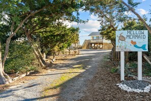 Property grounds - Pet Friendly Oceanfront Cottage Steps to Pier & Restaurants (Oak Island)