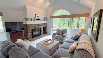 TV, fireplace