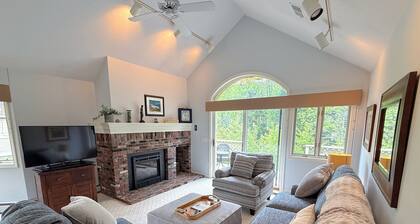 F43 Bretton Woods single level home with AC on golf course! Pool passes, cog discounts