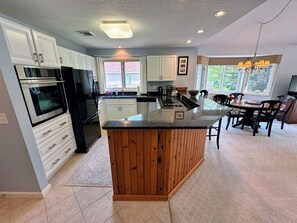 Kjøleskap, mikrobølgeovn, ovn og kokeplater