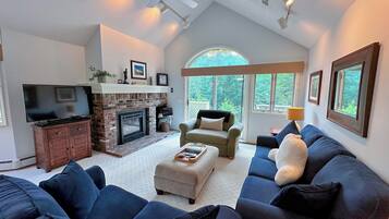 TV, fireplace