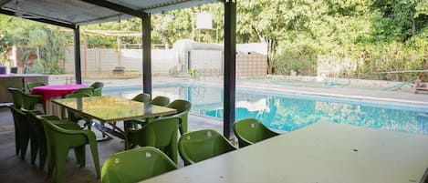 Inomhuspool och utomhuspool