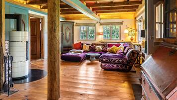 Fernseher, Kamin, Tischtennisplatte, Stereoanlage