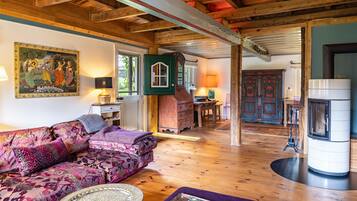 Fernseher, Kamin, Tischtennisplatte, Stereoanlage