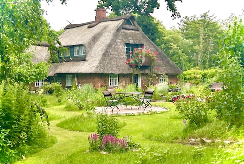 Landhaus 'Reetdachhaus Bischoff' mit privater Terrasse, privatem Garten und WLAN