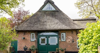 Petite maison 'Reetdachhaus Bischoff' avec terrasse privée, jardin privé et Wi-Fi.
