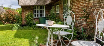 Cottage 'Reetdachhaus Bischoff' with Private Terrace, Private Garden and Wi-Fi