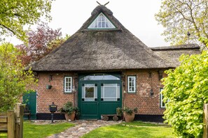 Exterior - Cottage 'Reetdachhaus Bischoff' with Private Terrace, Private Garden and Wi-Fi (Kuden)