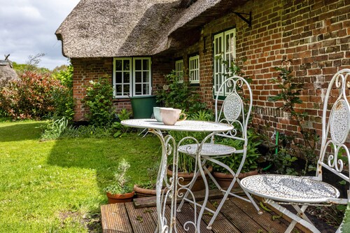 Cottage 'Reetdachhaus Bischoff' with Private Terrace, Private Garden and Wi-Fi