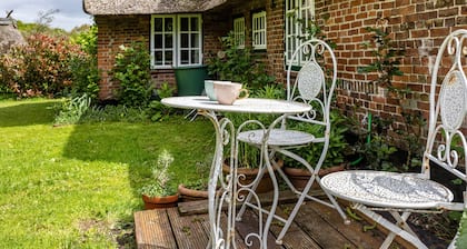 Cottage 'Reetdachhaus Bischoff' with Private Terrace, Private Garden and Wi-Fi