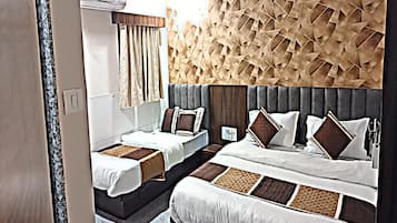 Deluxe Triple Room | Desk, free WiFi, bed sheets