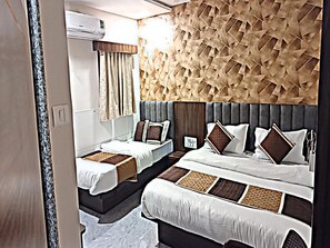 デラックス トリプルルーム | デスク、WiFi (無料)、ベッドシーツ