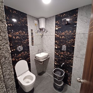 Un baño moderno con inodoro, lavamanos y bidé.