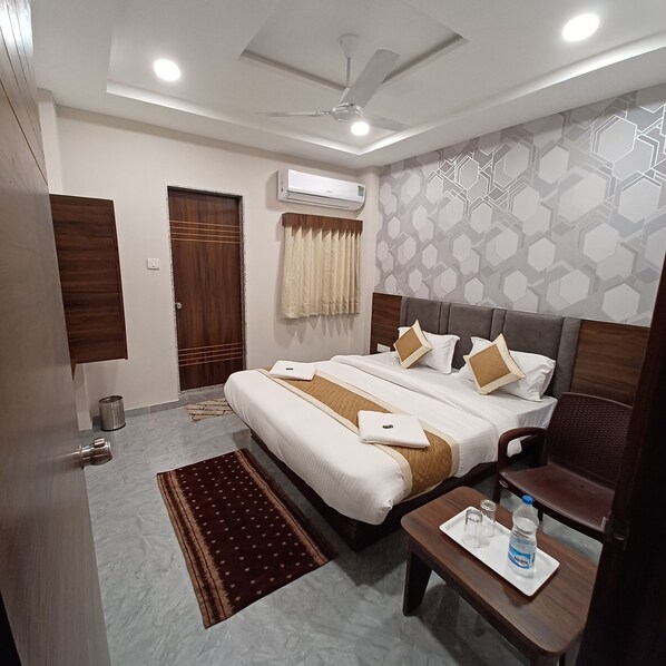 Habitación doble Deluxe | Escritorio, wifi gratis y ropa de cama 