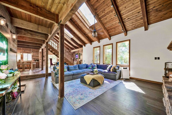 Smart TV, fireplace, books, stereo