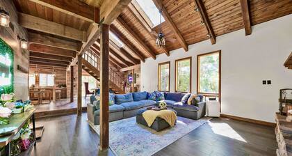 Wonderland ~ Dog friendly forest retreat, near lake, fast Wifi & EV charger