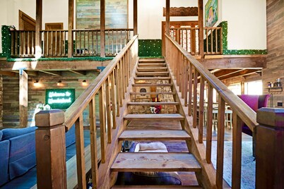 Wonderland ~ Dog friendly forest retreat, near lake, fast Wifi & EV charger