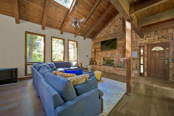 Smart TV, chimenea, libros y estéreo 