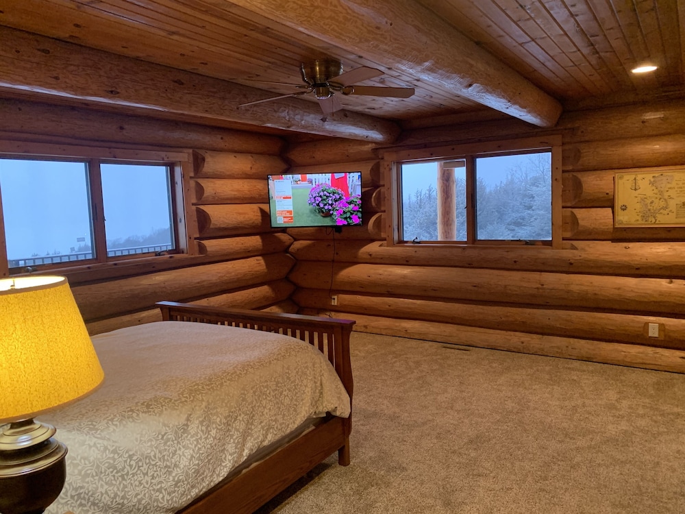 Eldorado Lodge luxurious log house W 180degree Lake Views peaceful and