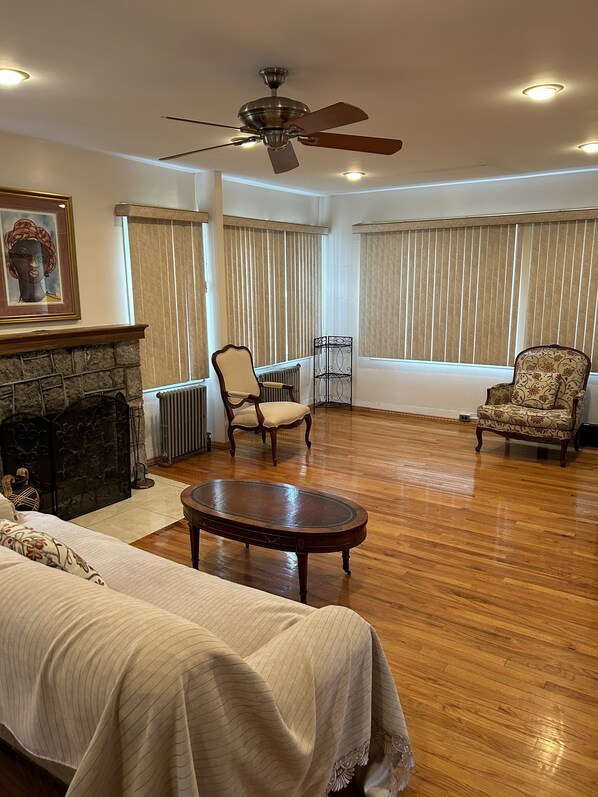 Interior - Walk to all transportation enjoy total privacy (Queens)