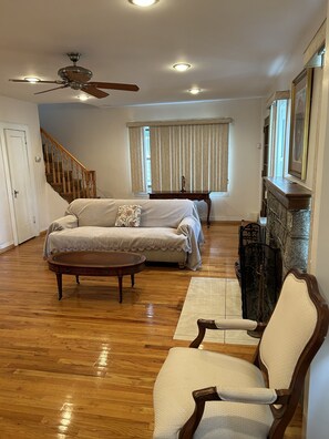 Living area - Walk to all transportation enjoy total privacy (Queens)