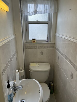 Shower, towels - Walk to all transportation enjoy total privacy (Queens)