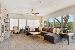 スマートテレビ、暖炉、DVD プレーヤー、書庫