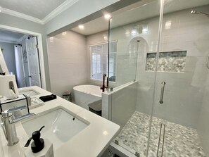 Shower, hair dryer, bidet, towels