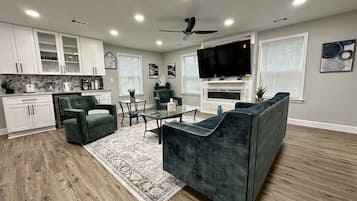 Smart TV, lareira, pebolim, mesa de pingue-pongue