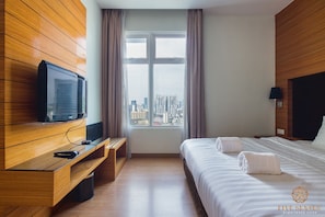 Premium bedding, desk, laptop workspace, iron/ironing board - Dua Sentral Kuala Lumpur, Roam (Kuala Lumpur)