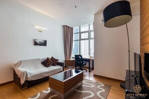 Chambre Standard | Coin séjour | Télévision à écran plat de 40 pouces avec chaînes par câble, Netflix