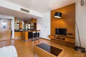 40-inch flat-screen TV with cable channels, Netflix, streaming services