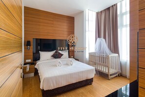 Premium bedding, desk, laptop workspace, iron/ironing board - Dua Sentral Kuala Lumpur, Roam (Kuala Lumpur)