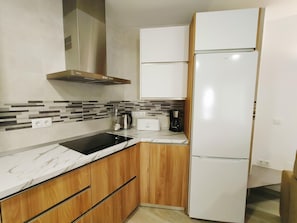 Jääkaappi, mikroaaltouuni, liesi, kahvin-/teenkeitin