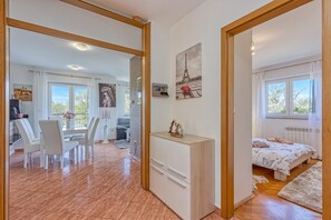 Un interior moderno con comedor, cama y vistas al exterior.