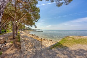 Un parc côtier doté d’un sentier de galets, de bancs et offrant une vue sur la mer.