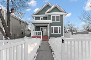 Exterior - Cozy home in Saint Paul. (Saint Paul)