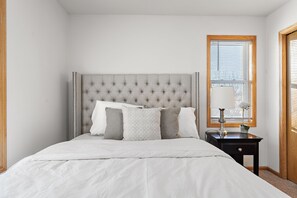 4 bedrooms, desk, free WiFi, bed sheets - Cozy home in Saint Paul. (Saint Paul)