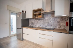 Kühlschrank, Mikrowelle, Ofen, Herdplatte