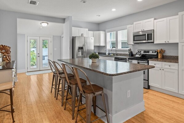 Refrigerador, microondas, horno y parrilla de estufa 