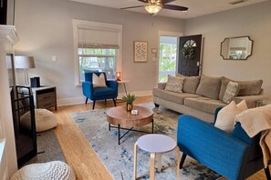 Smart TV, fireplace - Bay to Bay Sanctuary - Charming South Tampa Craftsman Home Near Bayshore (Tampa)