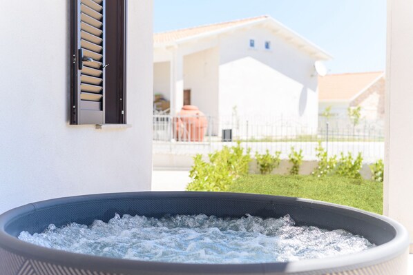 Outdoor spa tub
