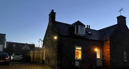 3 Bed Cottage -Sleeps 5-Pets-HotTub-Bar-Smoking